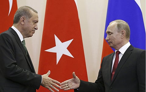 بعد أن كبدته عشرات القتلى .."أردوغان" يهرول إلى روسيا لوقف الحرب في إدلب