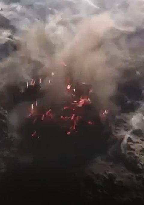 كهف "أم الجرسان": أدخنة ونيران تتصاعد.. والدفاع المدني يؤكد أنها ناتجة من حريق