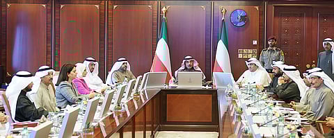 "الوزراء الكويتي" يوقف الطيران مع 7 دول ويمنع دخول القادمين منها بسبب كورونا