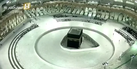 شاهد.. أول صلاة في صحن الطواف بعد تعقيم الحرم وتطهير الكعبة