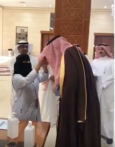 شاهد.. "أمير الباحة" يوجّه بتقديم الفحوصات والتعقيمات المناسبة للمواطنين