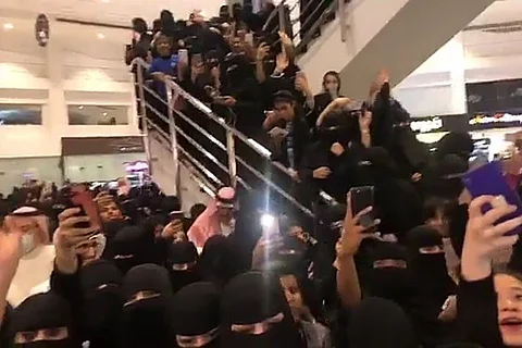 مطالبات بوقف "مشاهير السوشيال ميديا" عن تقديم الدعاية للمنتجات منعًا للتجمعات