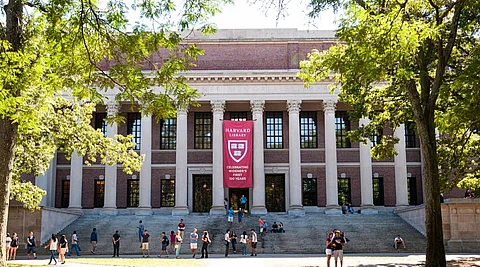 تجنباً لتفشي "كورونا".. جامعة هارفارد تطالب طلابها بعدم العودة لمقاعد الدراسة