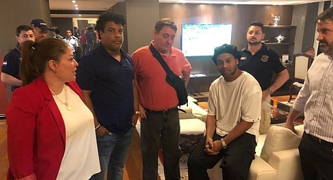 نداء الصداقة.. "ميسي" يتدخل لإنقاذ "رونالدينيو" متعهدًا بسداد 3 ملايين دولار