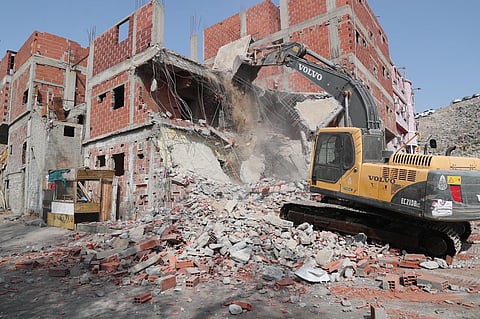 ضمن المرحلة السادسة.. إزالة 114 عقاراً بنكاسة مكة عقب فصل الخدمات