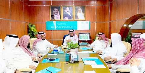 بعد استحداث الروابط.. "تطوير التعليم عن بعد" على طاولة الإدارة بوادي الدواسر