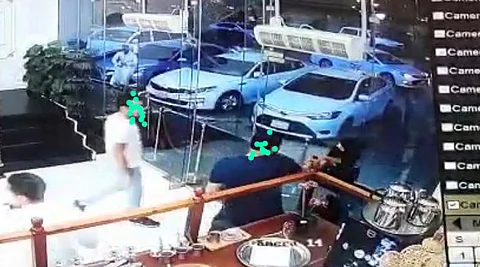 ملاسنة وتبعها عراك.. مشاجرة بين شاب وموظفة مطعم بجازان.. والأمن يتدخل