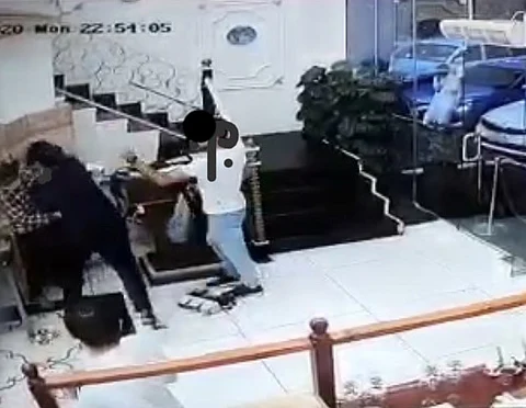 مصادر "سبق" تكشف كواليس القبض على شخص ضرب موظفة مطعم