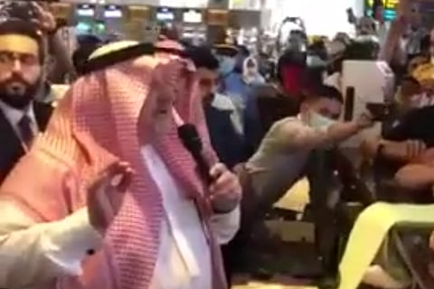 شاهد بالفيديو.. ماذا فعل سفير المملكة للمواطنين السعوديين بمطار جاكرتا؟