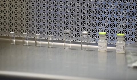 بالفيديو.. تجربة أول لقاح لعلاج كورونا على عدد من المتطوعين