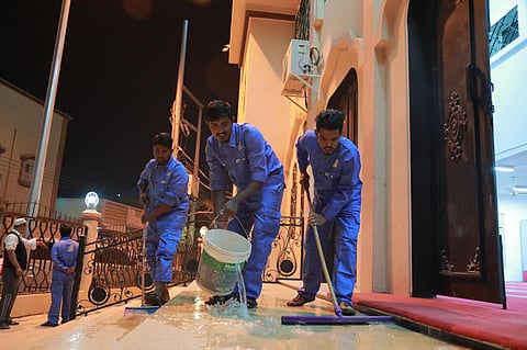 شاهد.. رش وتعقيم جوامع نجران وأروقتها في جولات ميدانية