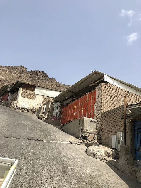 شاهد.. جبل النور خاليًا من مرتاديه بعد إغلاقه احترازيًا