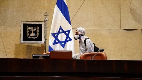 "كورونا" يضرب إسرائيل بقوة .. 90 إصابة في يوم واحد وحجر صحي على وزيرين