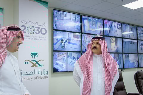 "أمير حائل" يتفقّد مركز القيادة والتحكم بـ "الصحة" ويهيب بالتقيد بتعليمات الوقاية