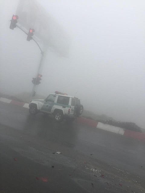 ضباب كثيف يلف الباحة و"المرور" يدعو السائقين إلى الحذر