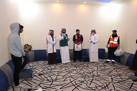 شاهد.. "مركز أزمات حائل" يحتوي شباب الاستراحات ويرشدهم للتعامل مع "كورونا"