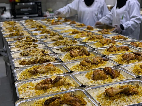 شاهد.. "الملوان" تخصص 2800 وجبة للأسر المستفيدة من "خيرات"