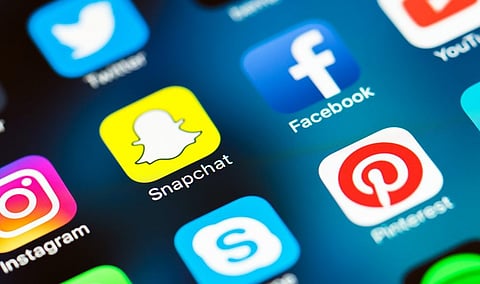 تعرّف على ما يدور في هواتف "موظفي السياحة".. طرافة وترقب وأمور أخرى