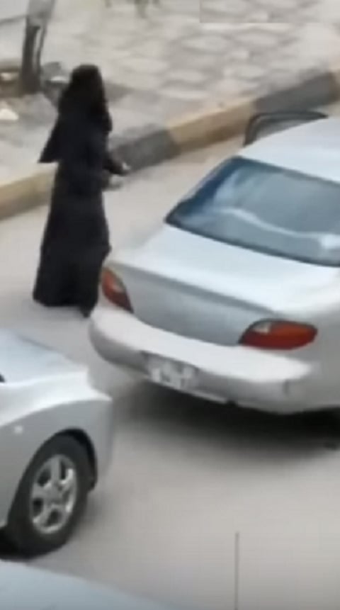 بالفيديو.. الأمن الأردني يضبط فتاة خرقت "حظر" كورونا بالرقص