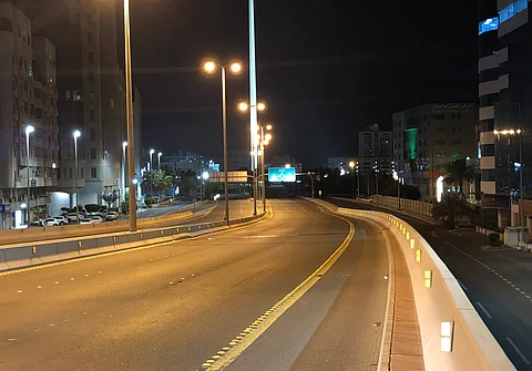 8 جهات أمنية في جدة تباشر تطبيق منع التجوُّل.. والشوارع خالية