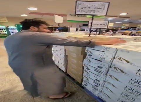 مصادر: الأمن يقبض على شاب شرب من عبوة مياه وأعادها لصندوق داخل متجر