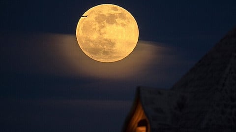 عندما يتنكر القمر في "زي زحل".. صور مذهلة من غواتيمالا