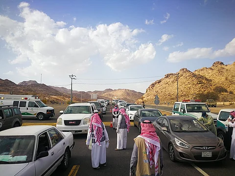 شاهد .. مسح حراري وحث على البقاء بالمنازل لمرتادي الطريق السياحي بميسان