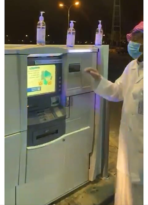 تزامنا مع صرف الرواتب.. "بلدية السليمي" تضع معقمات على أجهزة الصراف الآلي