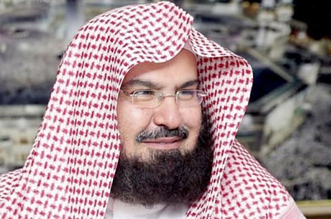 "السديس": جهود رجال الأمن أثناء منع التجول وسام شرف لكل سعودي