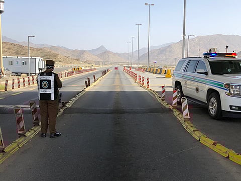 شاهد.. "سبق" ترصد الالتزام بقرار المنع لدخول مكة في أول أيامه