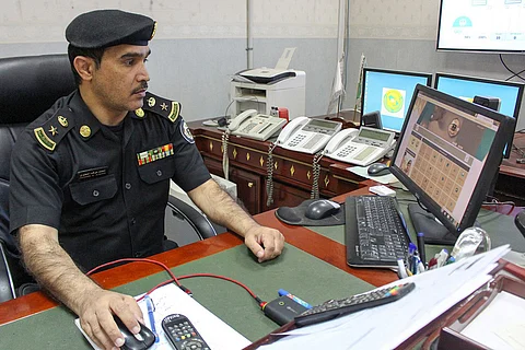 شاهد .. دوريات الأمن بالرياض تكثف جهودها بالميدان وغرفة العمليات الأمنية