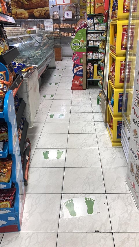 "أمانة جدة" تلزم مراكز التسوق بوضع نقاط مسافة تباعد بين المتسوقين