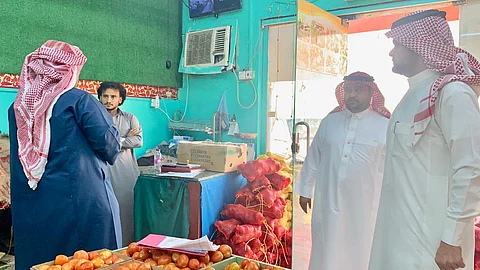 العارضة.. 3 جهات تراقب أسواق الخضراوات وتلاحق مستغلي الأزمة