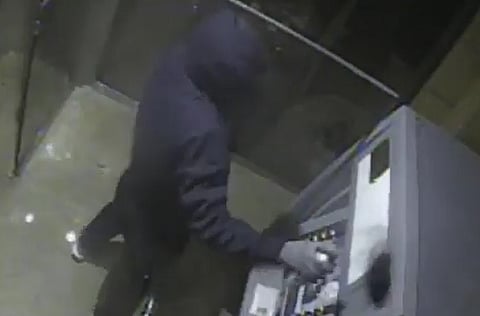 شاهد.. كيف فجّرت "عصابة الـ11" جهازَ الصراف الآلي بالرياض وكيف نجح الأمن في ضبطهم