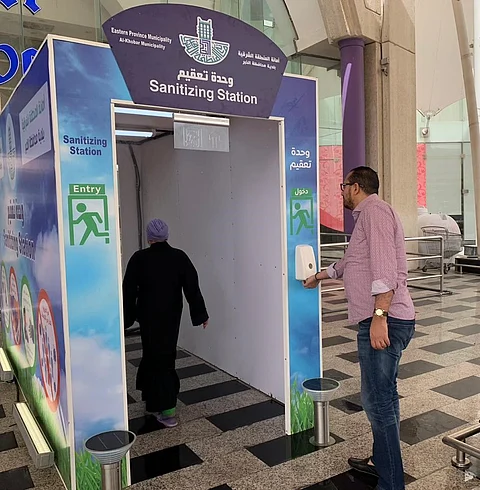 تعقيم بمجرد العبور.. إطلاق أول وحدة تعقيم ذاتية أمام مركز تسوق بالشرقية