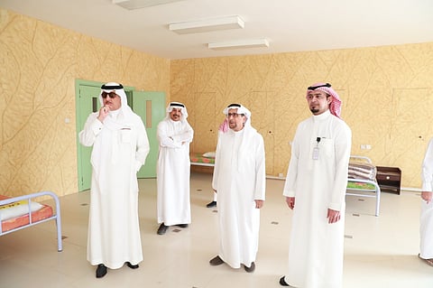 شاهد.. محافظ شقراء يتفقد المباني التي تم اختيارها كـ"محاجر صحية" للاطمئنان على جاهزيتها