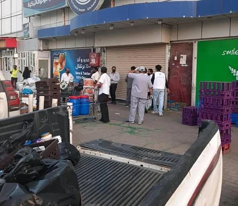 مواد غذائية منتهية وحشرات وقوارض وراء إغلاق مركز تسويق شهير بجازان