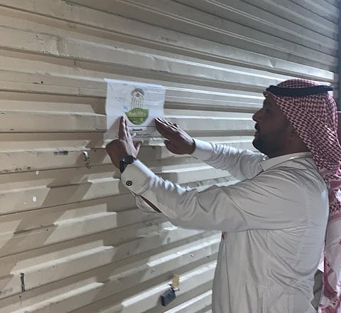 مخالفة "استقبال الزبائن وإغلاق الباب" تغلق "صالون حلاقة" وتسلم الوافد لـ"أمن الطائف"