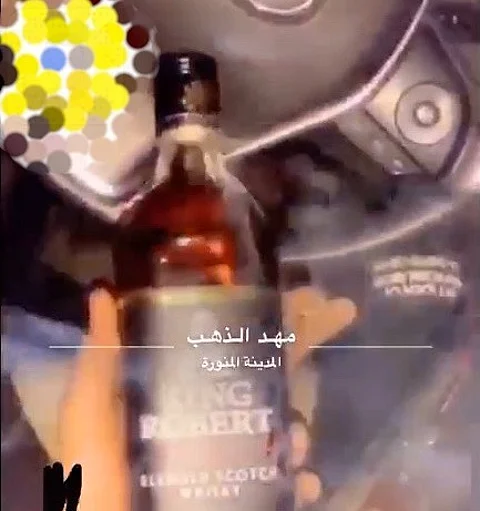 القبض على شاب يستعرض بـ"كحول مُسْكر" بـ"مهد الذهب"