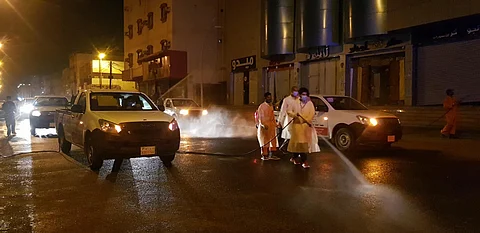 "بلدية صامطة" تواصل تعقيم أحياء وشوارع المحافظة