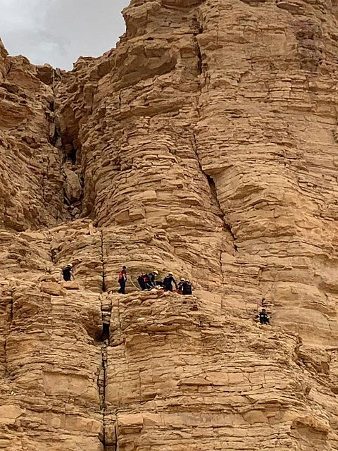 شاهد.. الدفاع المدني ينقذ محتجزًا في منطقة وعرة بـ"حوطة بني تميم"