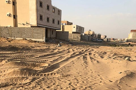 مكة.. أهالي مخطط ولي العهد 3 يعانون من الكثبان الرملية