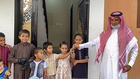 شاهد.. تسليم مسكن من طابقين لعائلة مكونة من 13 فردًا تعاني ظروفًا صعبة بالعارضة