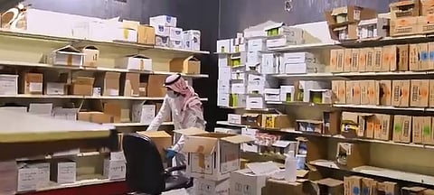 بدعم أمني.. ضبط 3 آلاف منتج دوائي مخالف داخل صيدلية بالرياض وإغلاقها