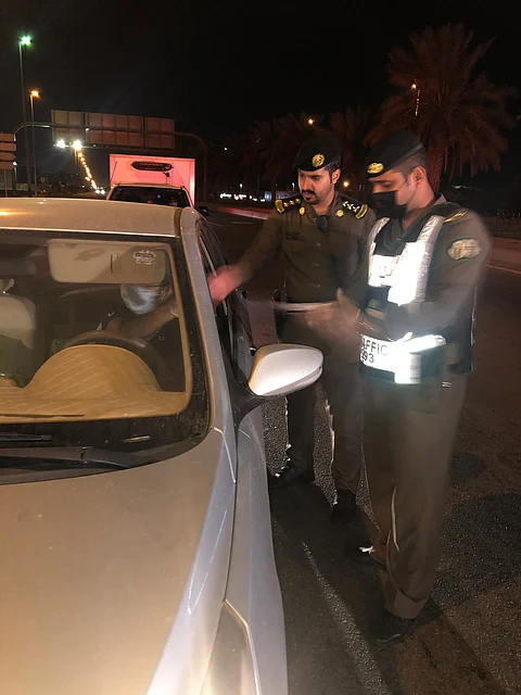 شاهد.. "سبق" تسجل حضوراً متكاملاً للأجهزة الأمنية بجدة لمنع التجول