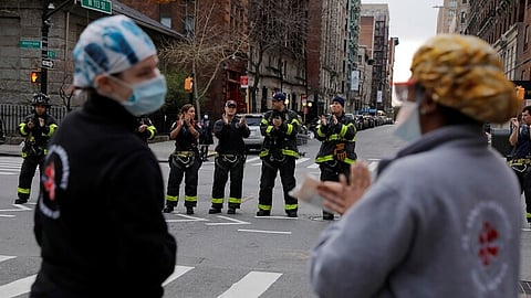 أطباء أمريكيون يروون تجربتهم في مواجهة "كورونا": ذقنا الأمرَّيْن والوضع صعب للغاية