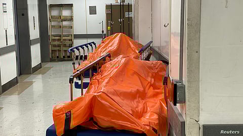 صور قاسية.. أكياس جثث موتى "كورونا" في ممرات مستشفى بنيويورك