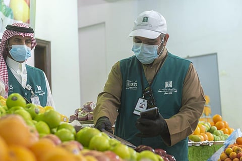 "تجارة الباحة" تؤكّد وفرة السلع التموينية والاستهلاكية وضبط المخالفين