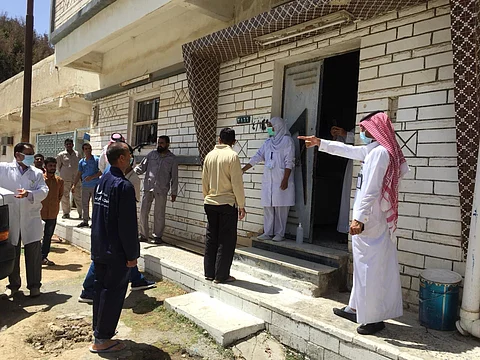 شاهد.. جولات ميدانية لمستشفى ميسان على التجمعات السكنية تطويقاً لـ"كورونا"