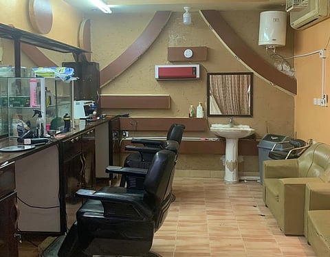 ضبط عمال حلاقة أثناء استقبالهم زبائن وكلمة السر "الباب الخلفي"